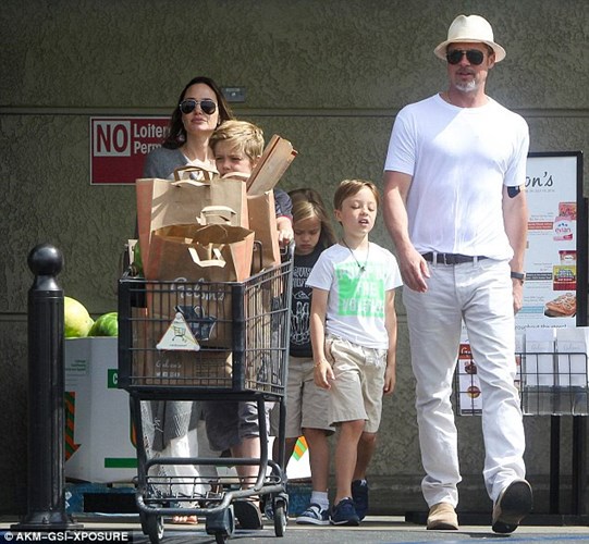Nhân ngày Quốc khánh của Mỹ hôm 4/6, báo chí vừa chụp được những hình ảnh của gia đình Angelina Jolie và Brad Pitt.